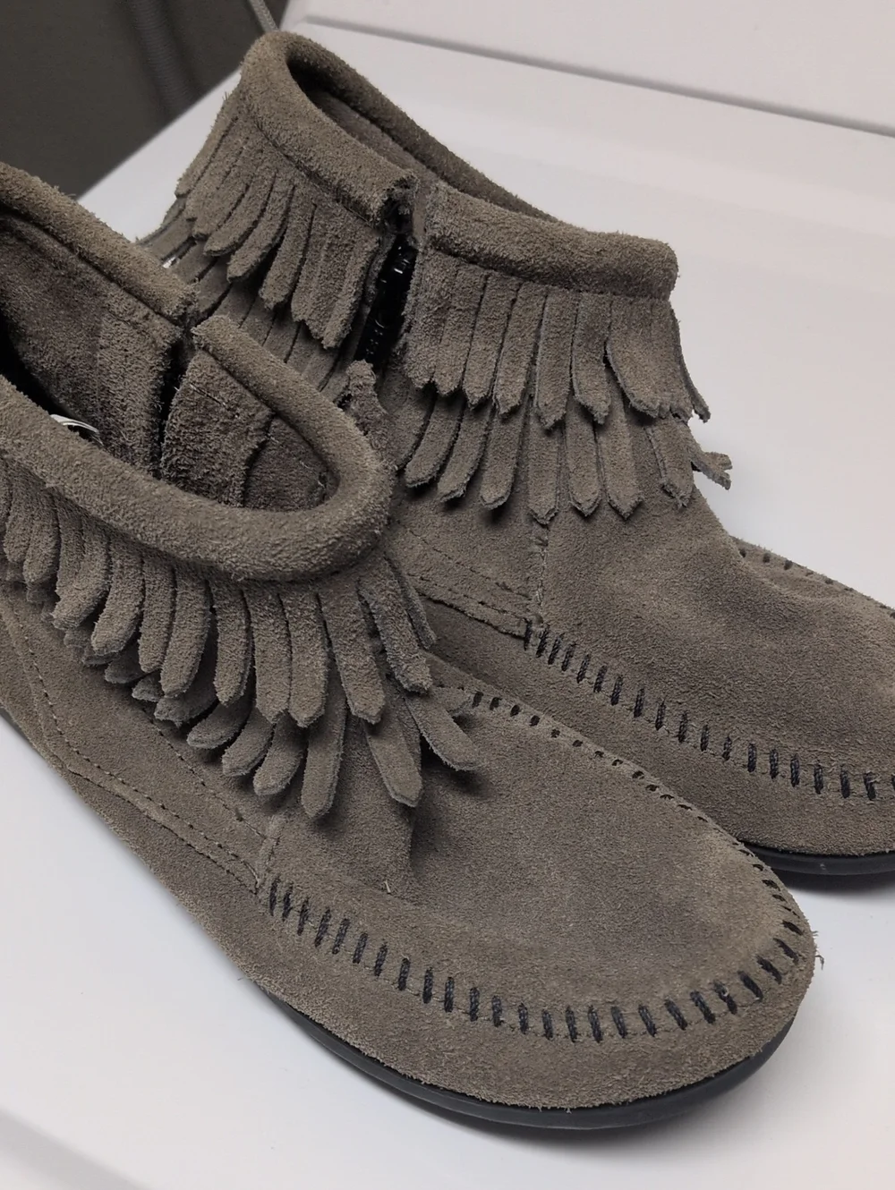 Minnetonka Kids Size 2 Tan Leather Suede Fringe Moccasins